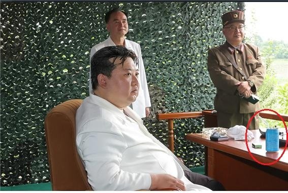 김정은 북한 노동당 총비서가 전날인 12일 신형 대륙간탄도미사일(ICBM) ‘화성-18형’ 발사 현장에서 이례적으로 음료에 빨대를 꽃아 마시는 장면이 포착됐다. (평양 노동신문=뉴스1)