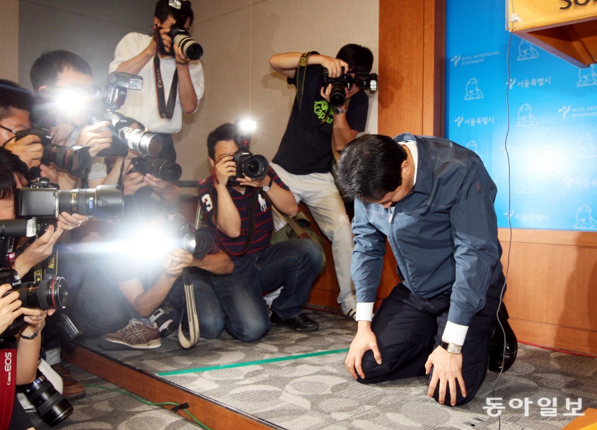 오세훈 시장이 2011년 8월 무상급식 주민투표 결과에 시장직을 걸겠다는 승부수를 던진 뒤 무릎을 꿇고 읍소하고 있다. 동아일보DB