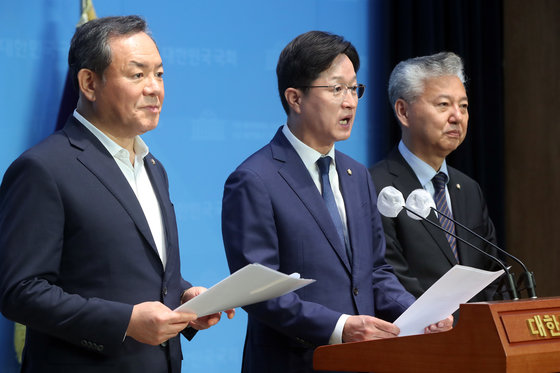 강병원 더불어민주당 의원이 13일 오전 서울 여의도 국회에서 ‘새마을금고법 일부개정법률안’ 발의 기자회견을 하고 있다. 왼쪽부터 이형석 의원, 강 의원, 홍성국 의원. 2023.7.13/뉴스1