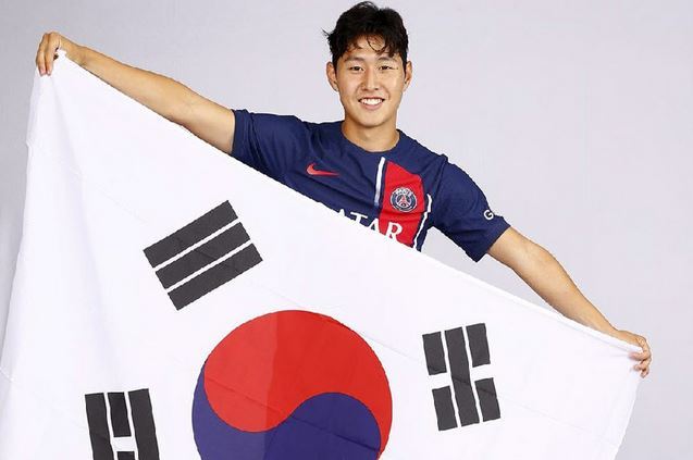 파리 생제르맹(PSG)은 9일 이강인 영입 사실을 발표하면서 “PSG에 입단한 첫 번째 한국 선수”라는 설명과 함께 태극기를 들고 있는 이강인 사진을 홈페이지에 올렸다. PSG 구단 홈페이지