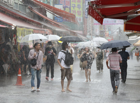 수도권 지역에 호우특보가 내려진 11일 서울 남대문시장에 시민들이 우산을 쓰고 발걸음을 옮기고 있다. 2023.7.11/뉴스1