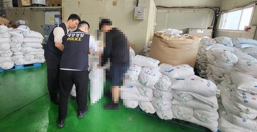인천해양경찰서 경찰관들이 인천 지역 수산물 유통업체 창고에서 중국산 천일염을 조사하고 있다. 뉴시스