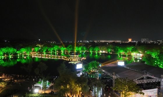 제21회 부여서동연꽃축제가 열리는 충남 부여군 부여읍 서동공원(궁남지) 야간 전경. 부여군 제공