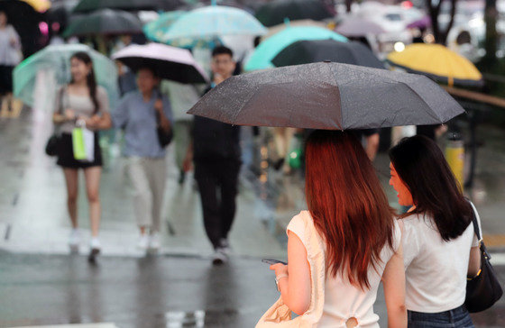 장맛비가 내리고 있는 13일 오후 서울 강남역 인근에서 우산을 쓴 시민들이 발걸음을 옮기고 있다. 2023.7.13/뉴스1