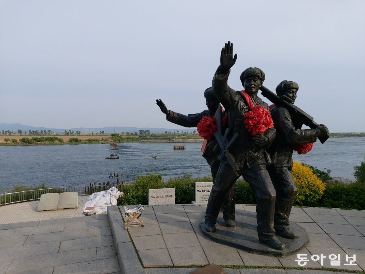 중국 랴오닝성 단둥 압록강 상류에 중공군이 도강했던 지점이라며 표지석과 병사들 동상을 세워놓았다. 뒤의 압록강에는 당시 임시 다리를 세웠던 흔적이 남아있다. 단둥 = 홍진환 기자