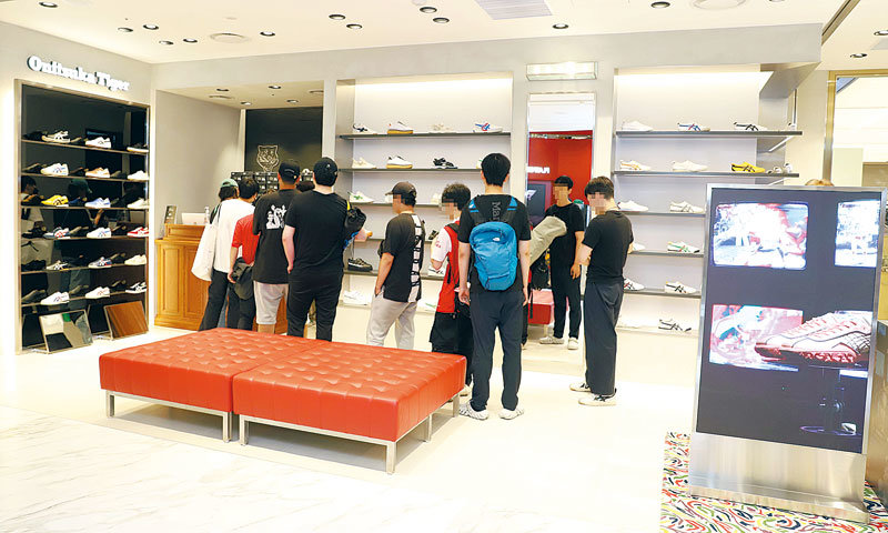 오니츠카타이거 매장에서 강남점 한정 일본 제작 상품을 구매하는 고객들.