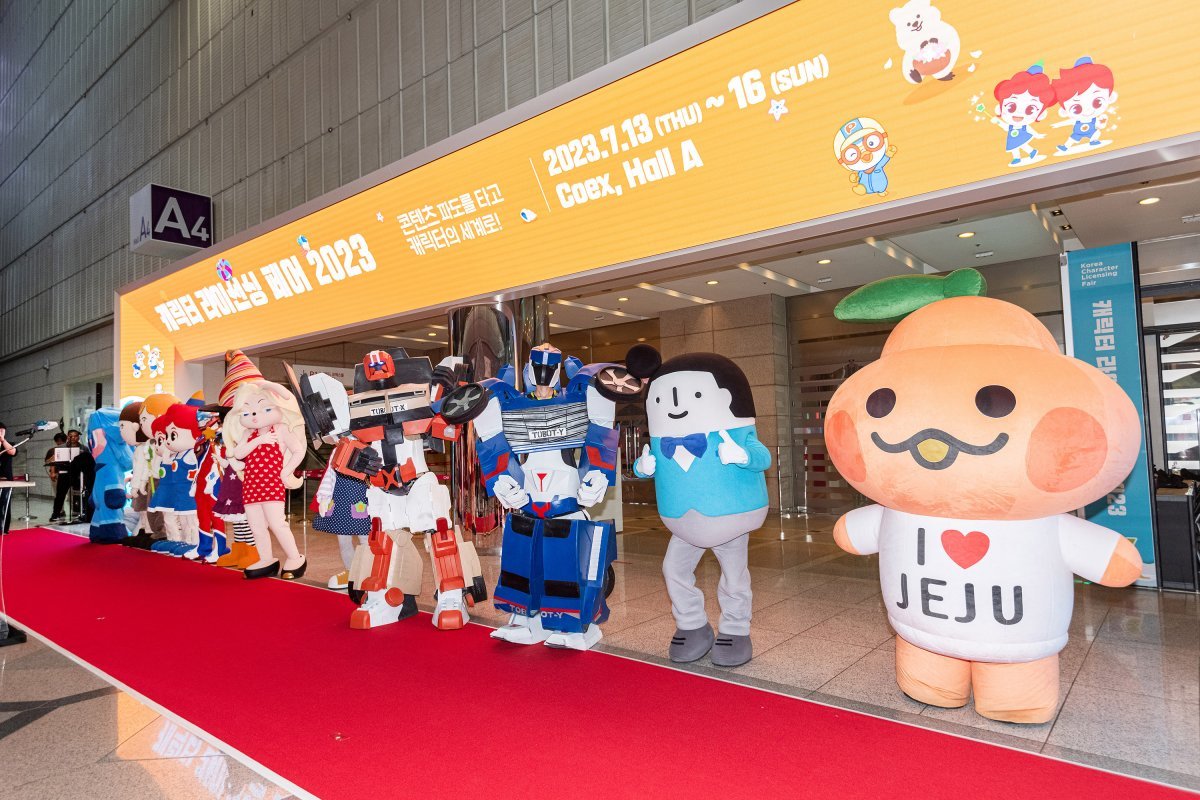 13일 서울 강남구 코엑스에서 개막한 ‘캐릭터 라이선싱 페어 2023’ 행사장 입구에서 ‘또봇’(오른쪽에서 세 번째)을 비롯한 인기 캐릭터들이 관람객을 맞이하고 있다. 한국콘텐츠진흥원 제공