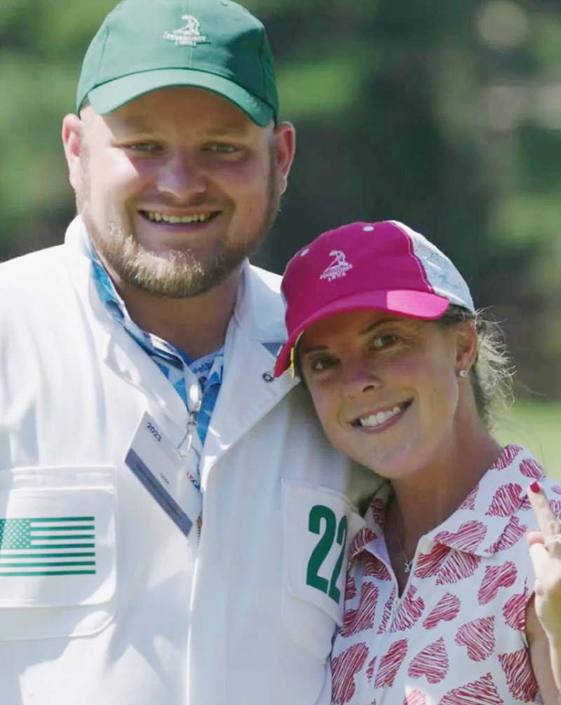 13일 미국 노스캐롤라이나주 파인허스트 리조트 6번 코스에서 열린 US어댑티브오픈(장애인US오픈)에 출전한 켈시 코크(오른쪽)가 
캐디이자 남자친구인 조시 화이트(왼쪽)의 청혼을 승낙한 뒤 서로 기대어 미소짓고 있다. USGA 트위터 영상 캡처