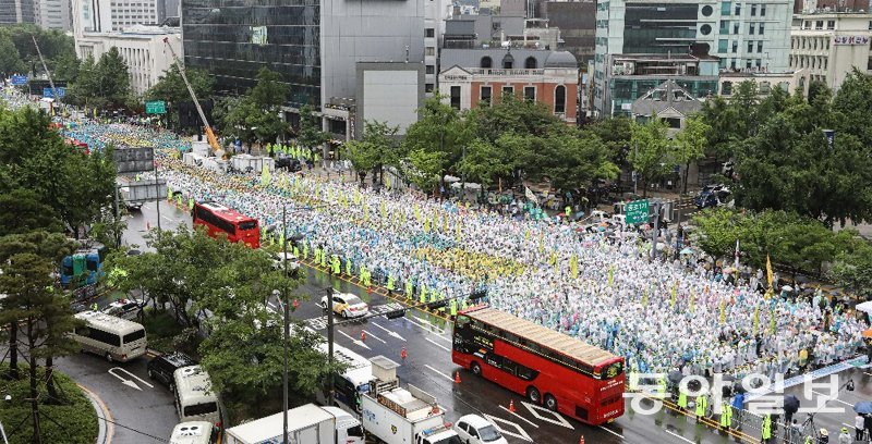 거리로 나온 보건의료노조 13일 오후 서울 종로구 일대에 시간당 30mm가 넘는 비가 쏟아진 가운데 보건의료노조 등 민노총 조합원 약 2만2000명(경찰 
추산)이 종로구 동화면세점부터 세종대로 대한문 방향으로 편도 5개 전 차로 900m가량을 점거하고 집회를 하고 있다. 이한결 기자
 always@donga.com