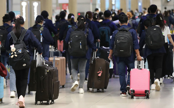 지난해 7월 인천국제공항 제1여객터미널 입국장에 외국인 근로자가 입국하고 있다. 2022.7.13. 뉴스1