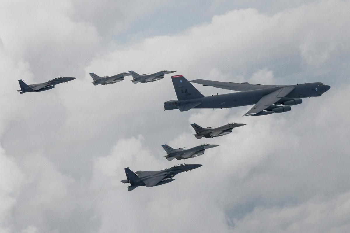 13일 한국 공군의 F-15K와 미 공군의 F-16, 미 B-52H 전략폭격기가 한반도 상공에서 한미 연합공중훈련을 하고 있다. <합참 제공>