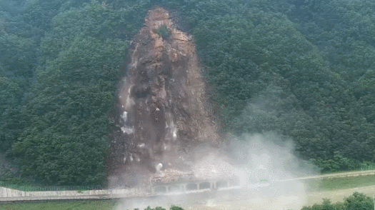 지난 13일 오후 6시 37분경 강원 정선군 군도 3호선 피암터널 경사면에서 발생한 산사태. 정선군 제공
