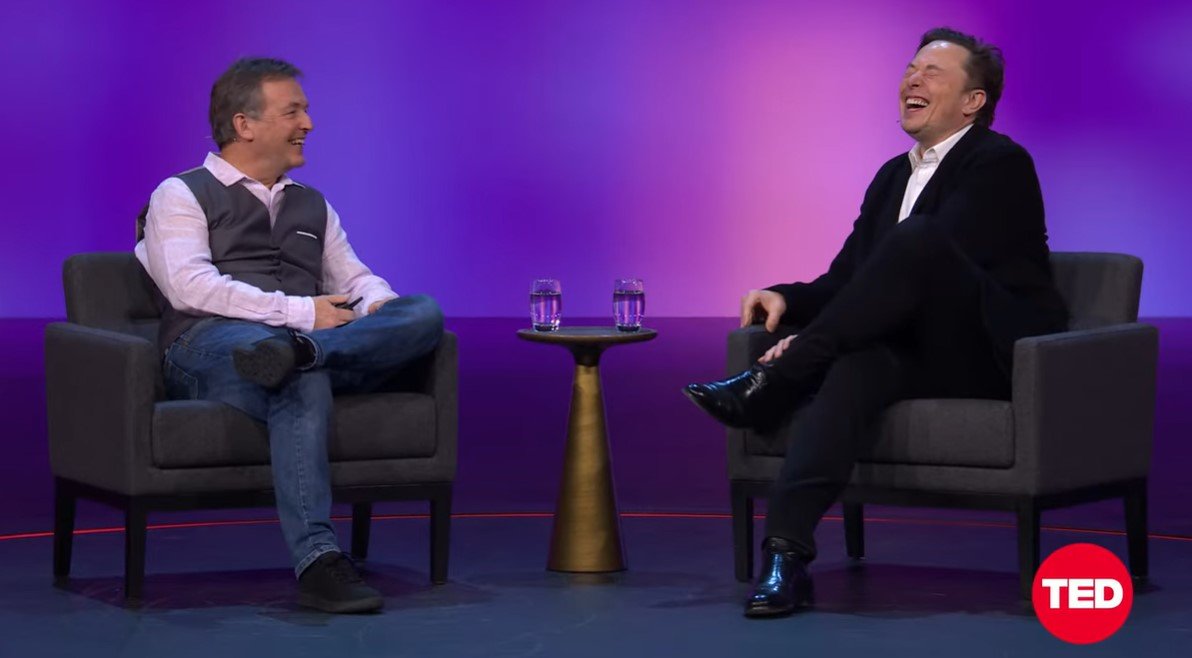 크리스 앤더슨 테드 CEO(사진 왼쪽)가 지난해 4월 14일 테드 인터뷰에서 일론 머스크에게 트위터를 왜 사고 싶어 하는지 묻고 있다. 유튜브 채널 ‘테드’ 캡처