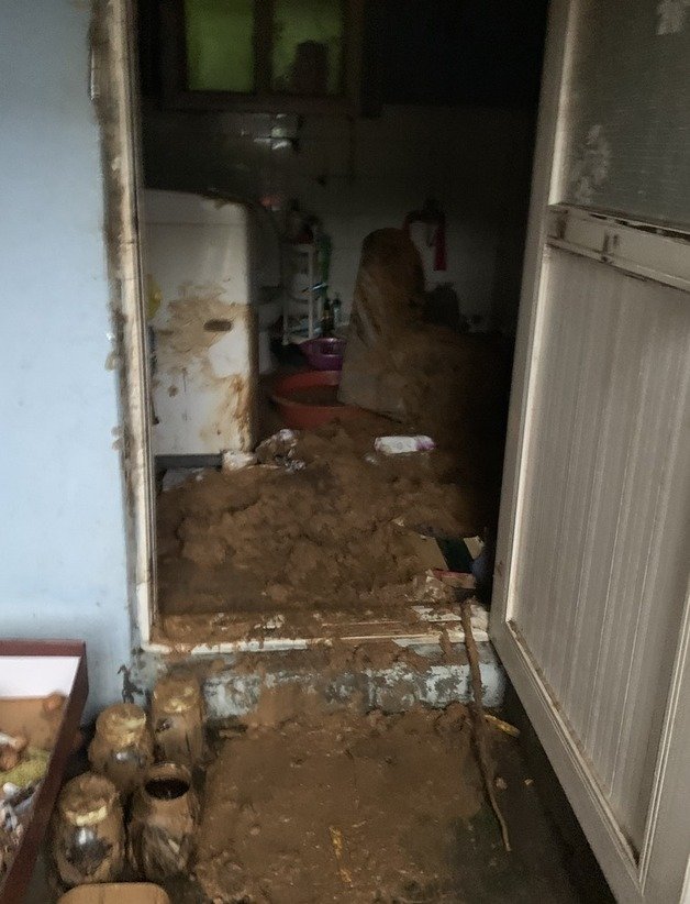 14일 오후 5시50분쯤 충북 옥천군 옥천읍 서대1리 야산서 집중호우에 무너져 내린 흙더미가 주택을 덮쳤다.(옥천군 제공) /뉴스1