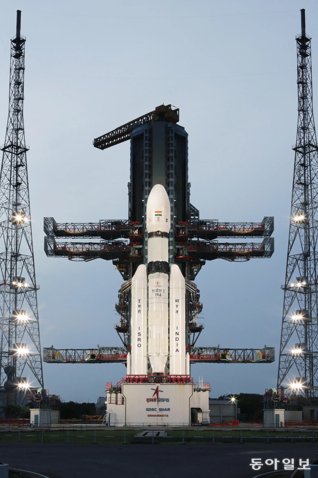 인도의 달 착륙선 찬드라얀 3호가 발사체 LVM3에 실려 발사를 준비하고 있다. 찬드라얀 3호는 14일 오후 2시 35분(한국시각 오후 6시 5분) 발사에 성공 지구 궤도에 안착했다. ISRO 제공