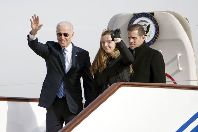 2013년 12월 중국을 찾은 조 바이든 당시 미국 부통령(왼쪽)이 아들 헌터(오른쪽), 헌터의 딸 피너건과 함께 부통령 전용기 ‘에어포스2’를 타고 베이징 공항에 도착했다. 베이징=AP뉴시스