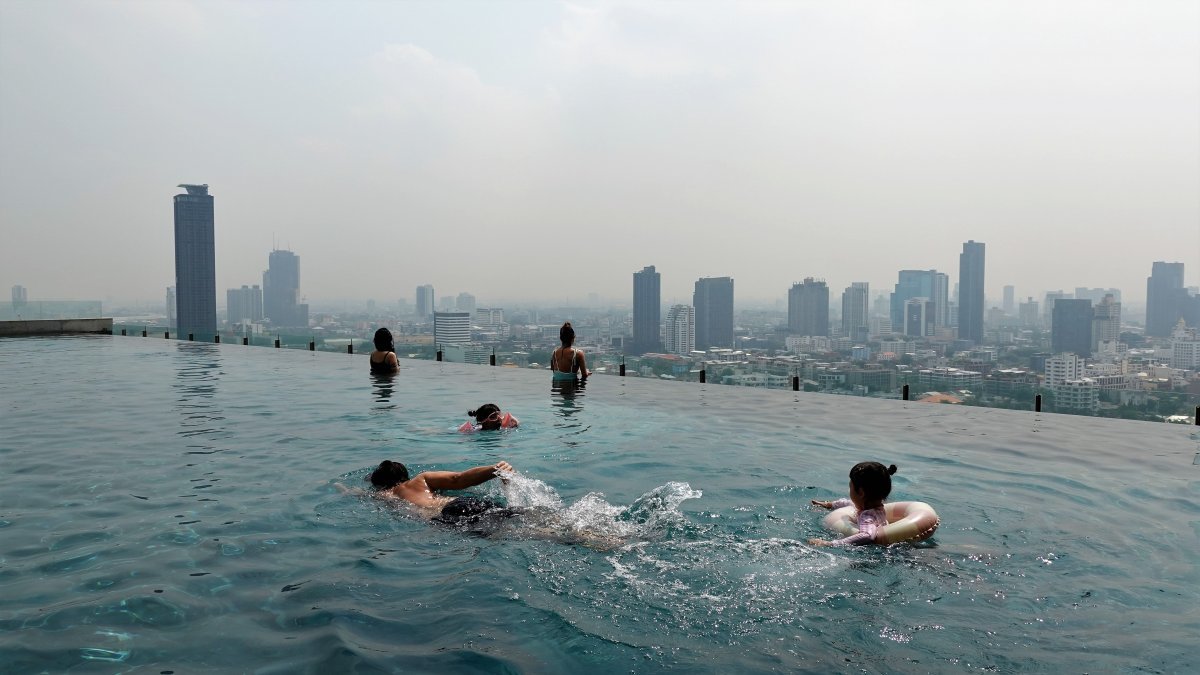 태국 ‘137 필라스 스위트 & 레지던스 방콕’ 호텔의 인피니티풀. 투숙객들이 수영을 즐기면서 방콕 시내를  내려다보고 있다.