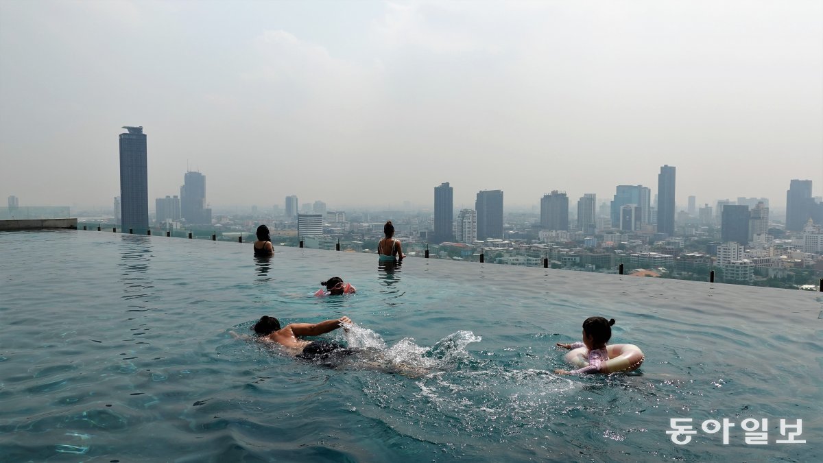 방콕 시내 중심가에 있는 호텔 ‘137 필라스’의 루프톱 인피니티풀. 투숙객들은 수영하면서 시티뷰를 즐길 수 있다.