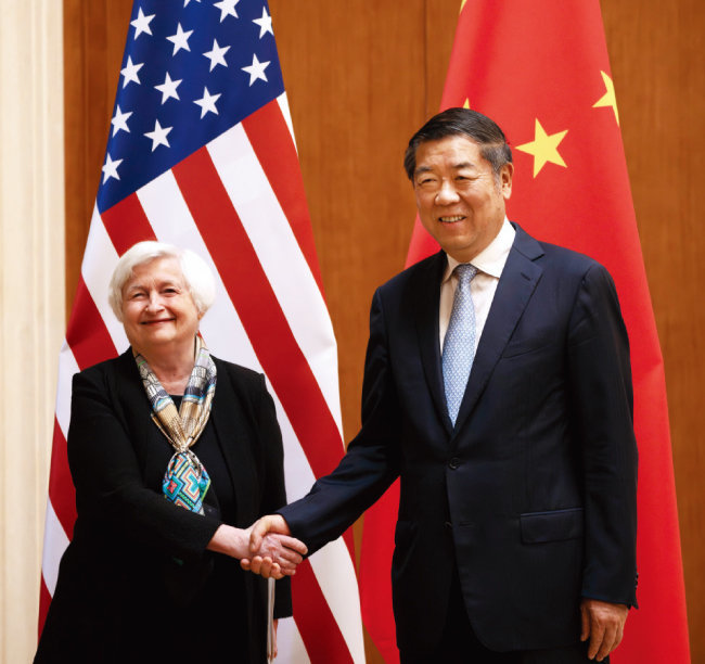 재닛 옐런 미국 재무장관(왼쪽)이 7월 8일 허리펑 중국 국무원 부총리를 만나 악수하고 있다. [뉴시스]