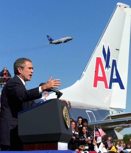 조지 W 부시 미국 대통령이 2001년 시카고 오헤어 국제공항에서 항공 보안 대책에 대해 연설하고 있다.  AP통신.