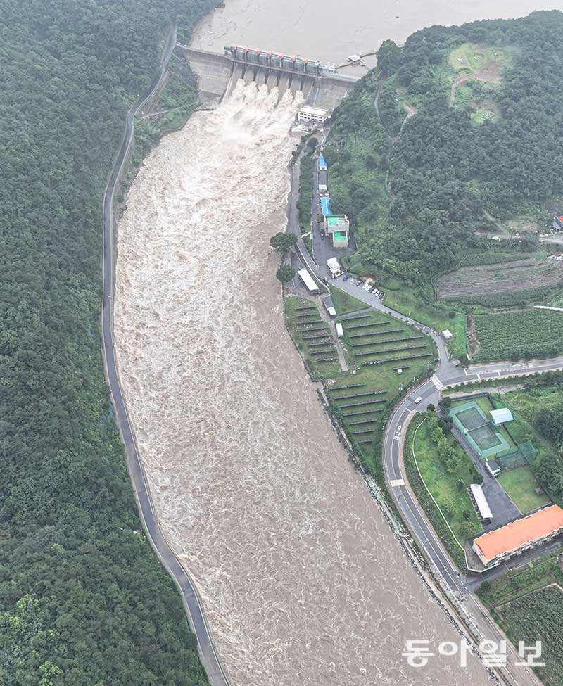 15일 오전 충북 괴산군 칠성면 괴산댐이 폭우로 인해 수문을 열고 물을 방류 중인 가운데 댐 아래 위치한 하류 지역이 침수돼 있다. 박형기기자 oneshot@donga.com