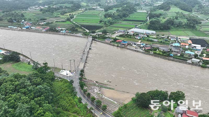 15일 오전 충북 괴산군 칠성면 괴산댐이 폭우로 인해 수문을 열고 물을 방류 중인 가운데 댐 아래 위치한 하류 지역이 침수돼 있다. 박형기기자 oneshot@donga.com