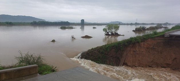 16일 오전 충남 논산시 성동면 원봉리 인근 논산천 제방 일부가 유실되면서 물이 농경지와 민가 방향으로 넘치고 있다.(독자제공)2023.7.16/뉴스1