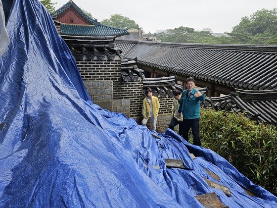 호우로 서울 종로구 창덕궁 인정전 뒤편 화계담장이 일부 붕괴된 모습. (문화재청 제공)