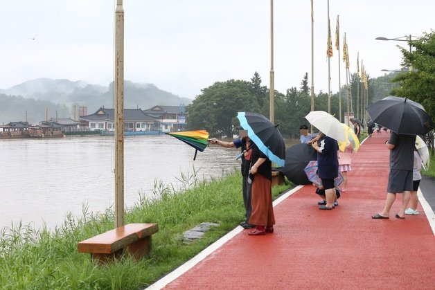 홍수경보가 내려진 충남 부여군 금강을 시민들이 지켜보고 있다.(자료사진)2023.7.14/뉴스1