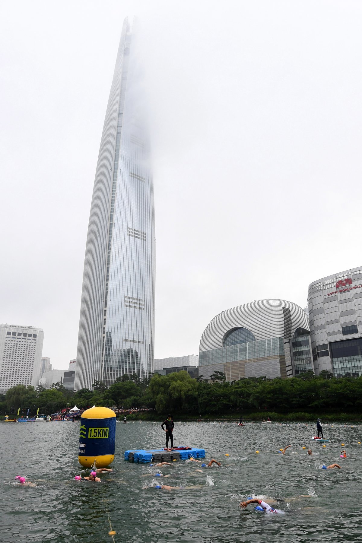 ‘2023 롯데 아쿠아슬론’이 16일 오전 서울 송파구 석촌호수에서 열린 가운데 참가자들이 물살을 가르며 수영을 하고 있다.  사진공동취재단