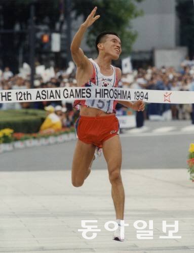 1994년 히로시마 아시아경기에서 가뿐한 동작으로 결승선을 통과하는 황영조.  동아일보 DB