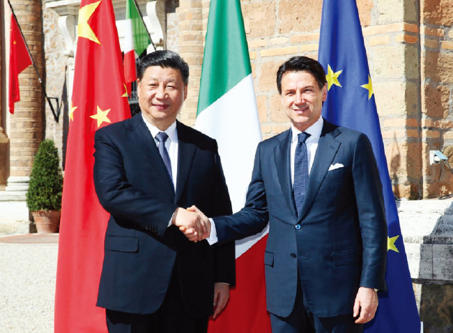 시진핑 중국 국가주석이 2019년 3월 로마를 국빈방문해 주세페 콘테 당시 이탈리아 총리와 악수하고 있다. [차이나데일리]
