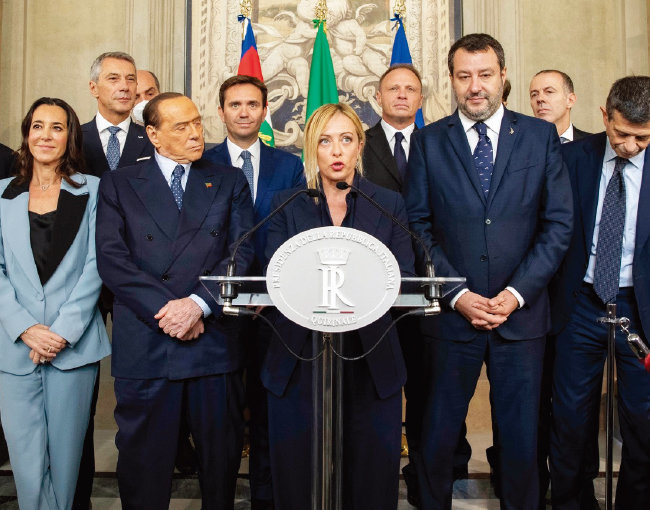 2022년 9월 조르자 멜로니 당시 이탈리아형제들 대표가 총선에서 승리한 후 연정 파트너들 사이에서 소감을 밝히고 있다. [위키피디아]