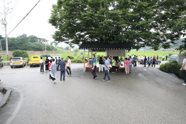 논산 성동면 우곤1리 마을회관 앞에서 논산시 관계자와 경찰이 상황 파악에 주력하고 있다.2023.7.16/뉴스1