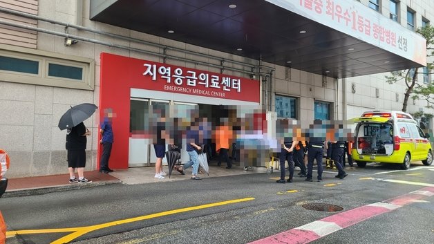 16일 충북 청주시 흥덕구 청주하나병원 응급실로 전날 발생한 오송읍 궁평2지하차도 침수 사고 실종자가 이송되고 있다.2023.7.16/ⓒ 뉴스1