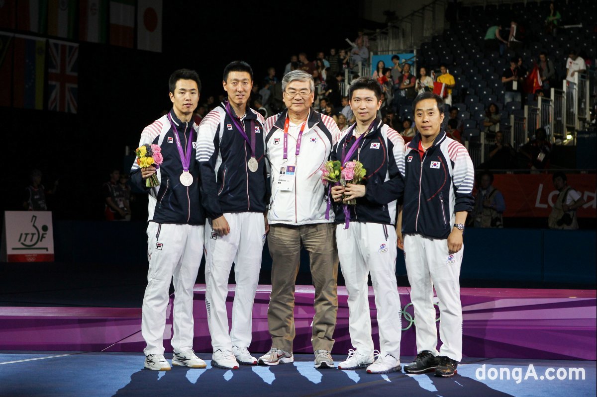 故 조양호 한진그룹 선대회장(가운데)이 런던올림픽 탁구 남자단체전 은메달 시상식에서 기념 사진을 촬영하는 모습.