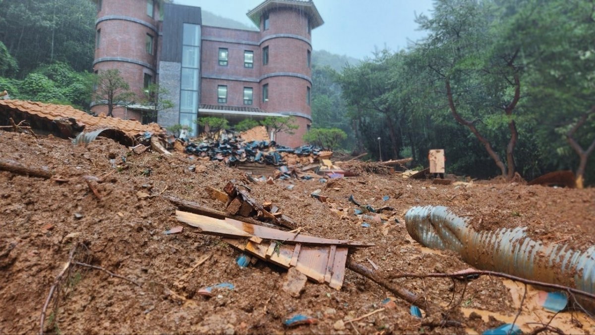 충남 논산시 양촌면 양지추모공원 납골당 산사태 현장 사진. 논산소방서 제공/뉴스1