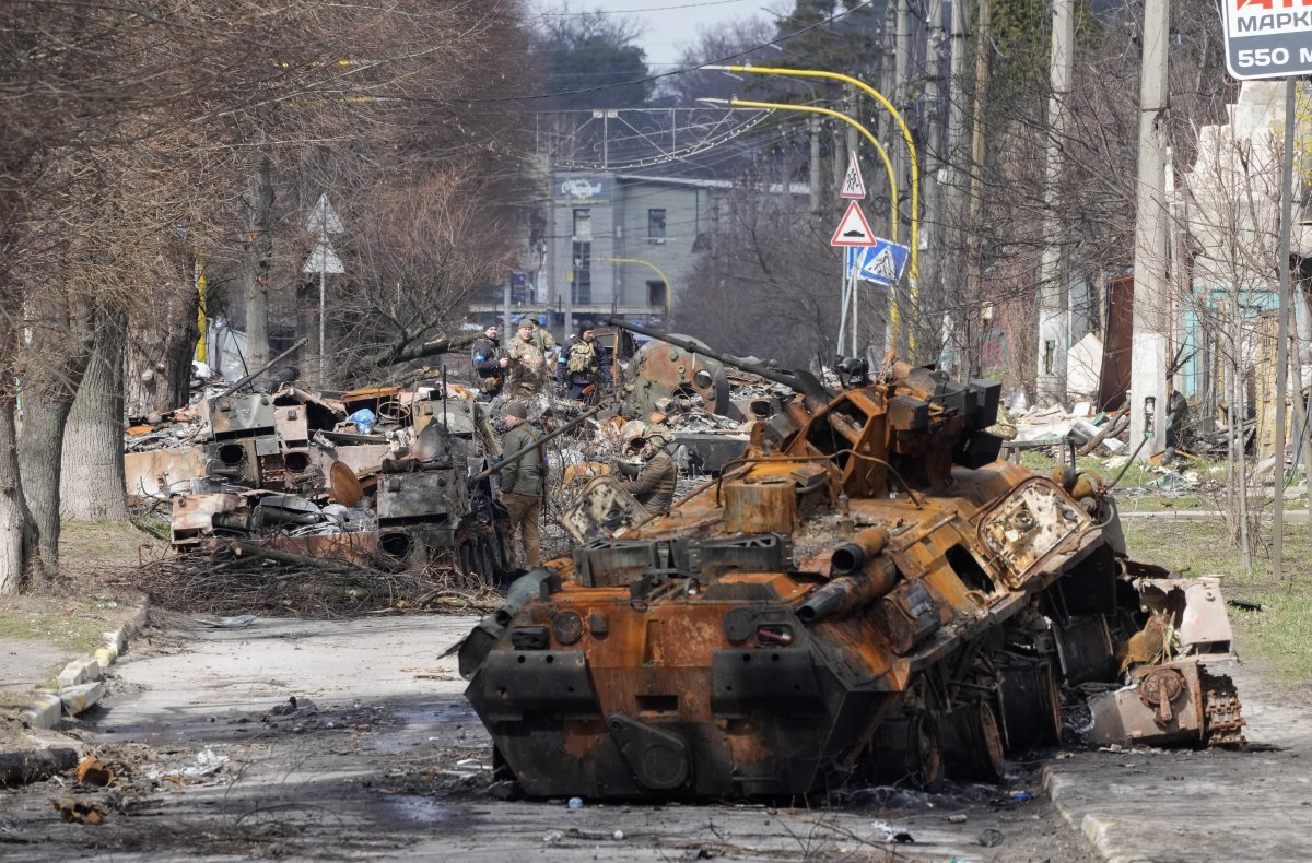 우크라이나 군인들이 2022년 4월 4일 월요일 우크라이나 키예프 인근 부차에서 파괴된 러시아가 퇴각하며 두고간 군용 차량을 조사하고 있다. 부차=AP 뉴시스