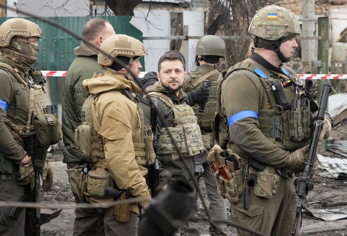 젤렌스키 우크라이나 대통령이 2022년 4월 4일 월요일 우크라이나 키예프 인근 부차에서 최근 벌어진 전투 현장을 살펴보고 있다.부차=AP 뉴시스