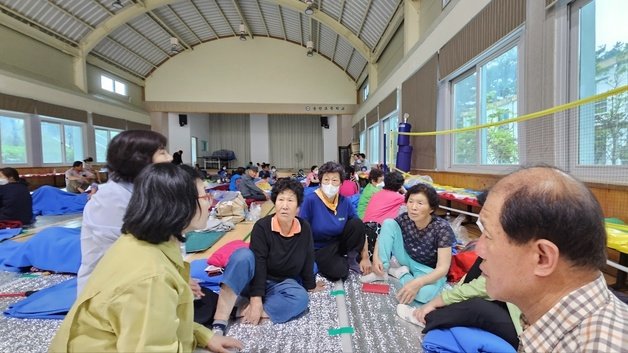 16일 전북 익산시 용안면 마을 주민들이 나흘간 쏟아진 폭우로 인근 산북천이 범람하면서 용안초등학교에 마련된 대피소로 몸을 피해 이야기를 나누고 있다. 2023.7.16 뉴스1