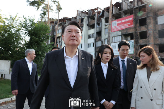 우크라이나를 전격 방문한 윤석열 대통령과 김건희 여사가 15일(현지시간) 키이우 인근 지역의 민가 폭격 현장을 둘러보고 있다.(대통령실 홈페이지) 2023.7.15/뉴스1