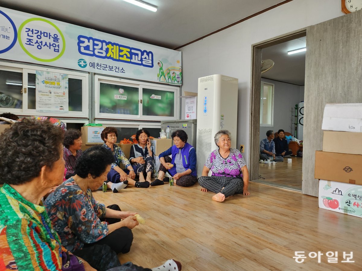 16일 오후 경북 예천군 감천면 벌방리 노인회관에 산사태로 집을 잃은 이재민들이 모여 있다. 예천=도영진 기자 0jin2@donga.com   