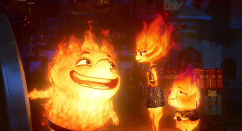 영화 ‘엘리멘탈’ 속 불 원소 엠버(오른쪽에서 두 번째)가 가족들과 대화를 나누는 장면. 월트디즈니컴퍼니코리아 제공