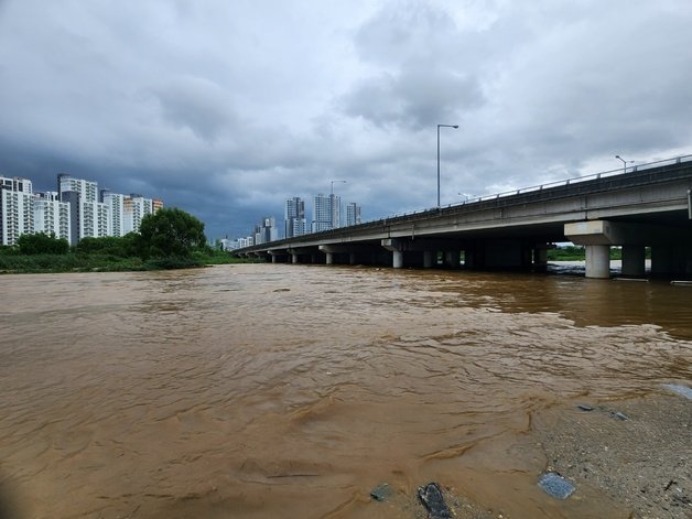 14일 오후 5시 아산 봉강교에 물이 불면서 하상도로가 통제되고 있다.2023.07.14. 뉴스1