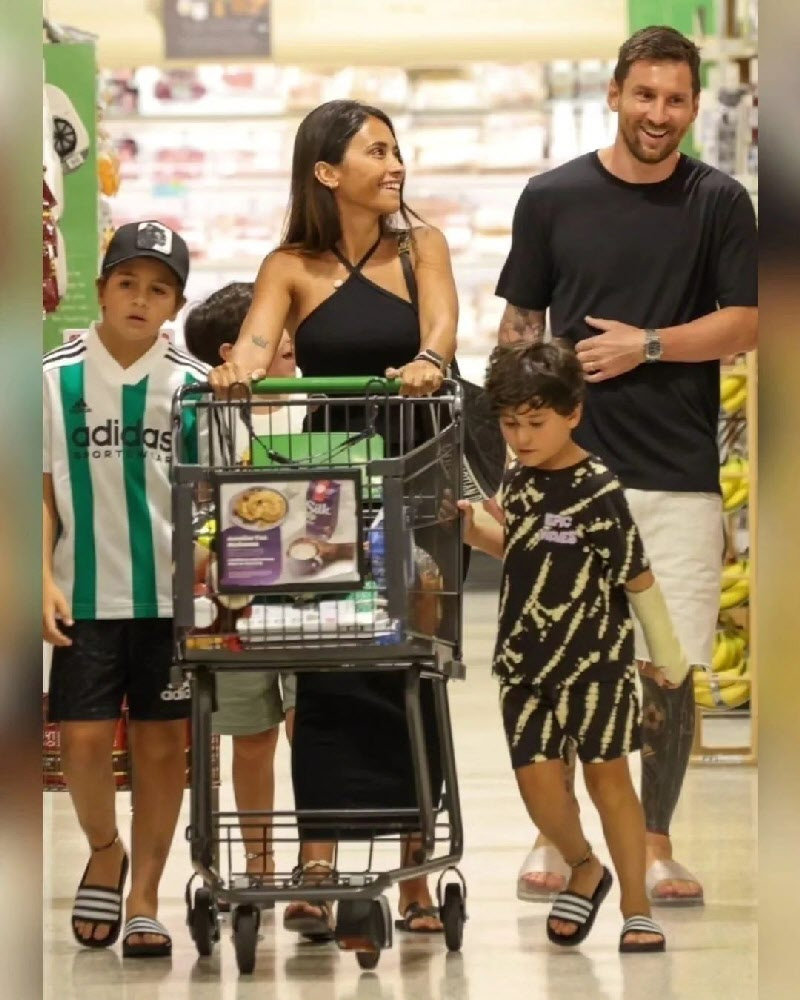 아르헨티나의 축구 영웅 리오넬 메시(오른쪽)가 15일 미국 플로리다주에 있는 한 슈퍼마켓에서 가족들과 함께 장을 보고 있다. 이날
 메시는 이곳을 찾은 팬들과 함께 사진을 찍었고, 팬들이 이런 모습을 소셜네트워크서비스(SNS)에 공개해 화제를 모았다. 사진 
출처 메시 팬 사이트 ‘메시 엑스트라’