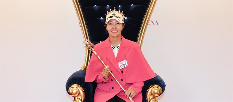 박지영이 에버콜라겐·더시에나 퀸즈크라운 우승자에게 수여되는 분홍색 재킷, 왕관을 착용하고 셉터(봉)를 든 채 미소짓고 있다. KLPGA 제공