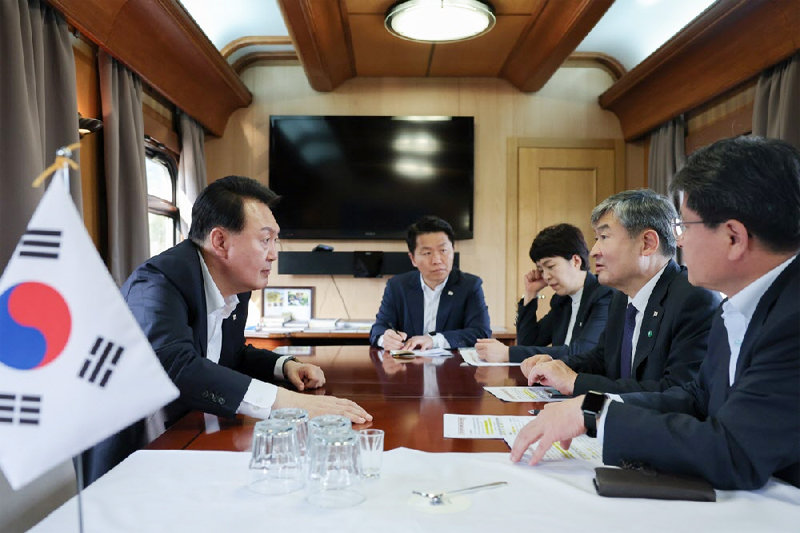 대통령실 “尹, 우크라行 전후 5번 수해 대응 지시”… 野 “폭우로 국민 목숨 잃는데 귀국않고 일정 연기”