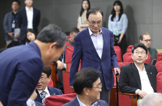 이해찬 더불어민주당 상임고문이 지난 6월 14일 오전 서울 여의도 국회 의원회관에서 열린 6.15 남북공동선언 23주년 기념 토론회에 인사를 받으며 참석하고 있다. ⓒ News1