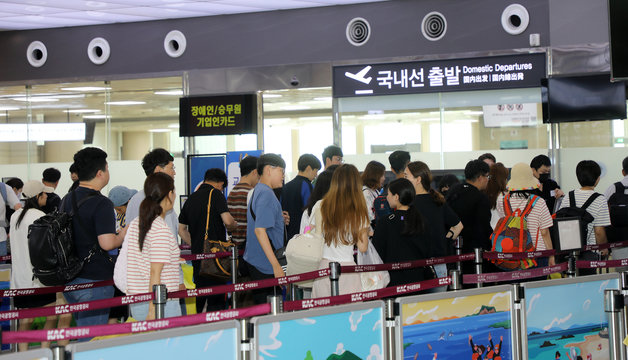 관광객들이 제주국제공항 출발장으로 향하고 있다.2023.5.29./뉴스1 ⓒ News1