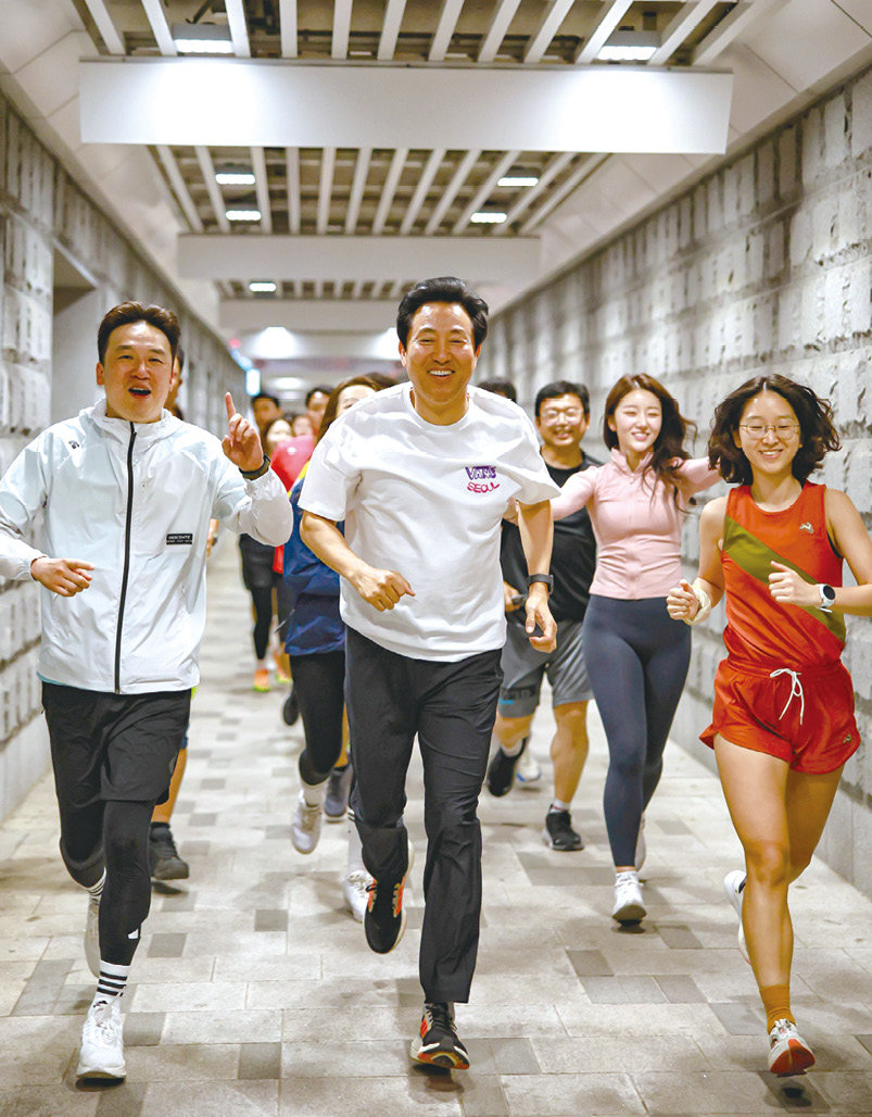 오세훈 서울시장(가운데)과 함께 달리고 있는 조영신 씨(맨 오른쪽)의 모습. 서울시 제공